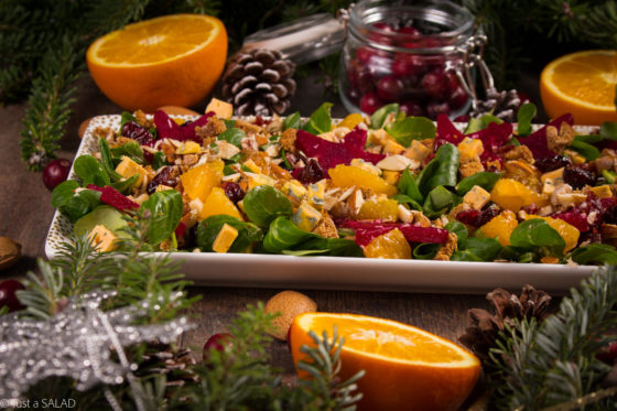 CO MA PIERNIK DO BURAKA? Przepyszna świąteczna sałatka z buraczkami, pierniczkami, pomarańczami, żurawiną, serem z niebieską pleśnią, migdałami i roszponką skąpana w dressingu z dodatkiem chili i cynamonu.