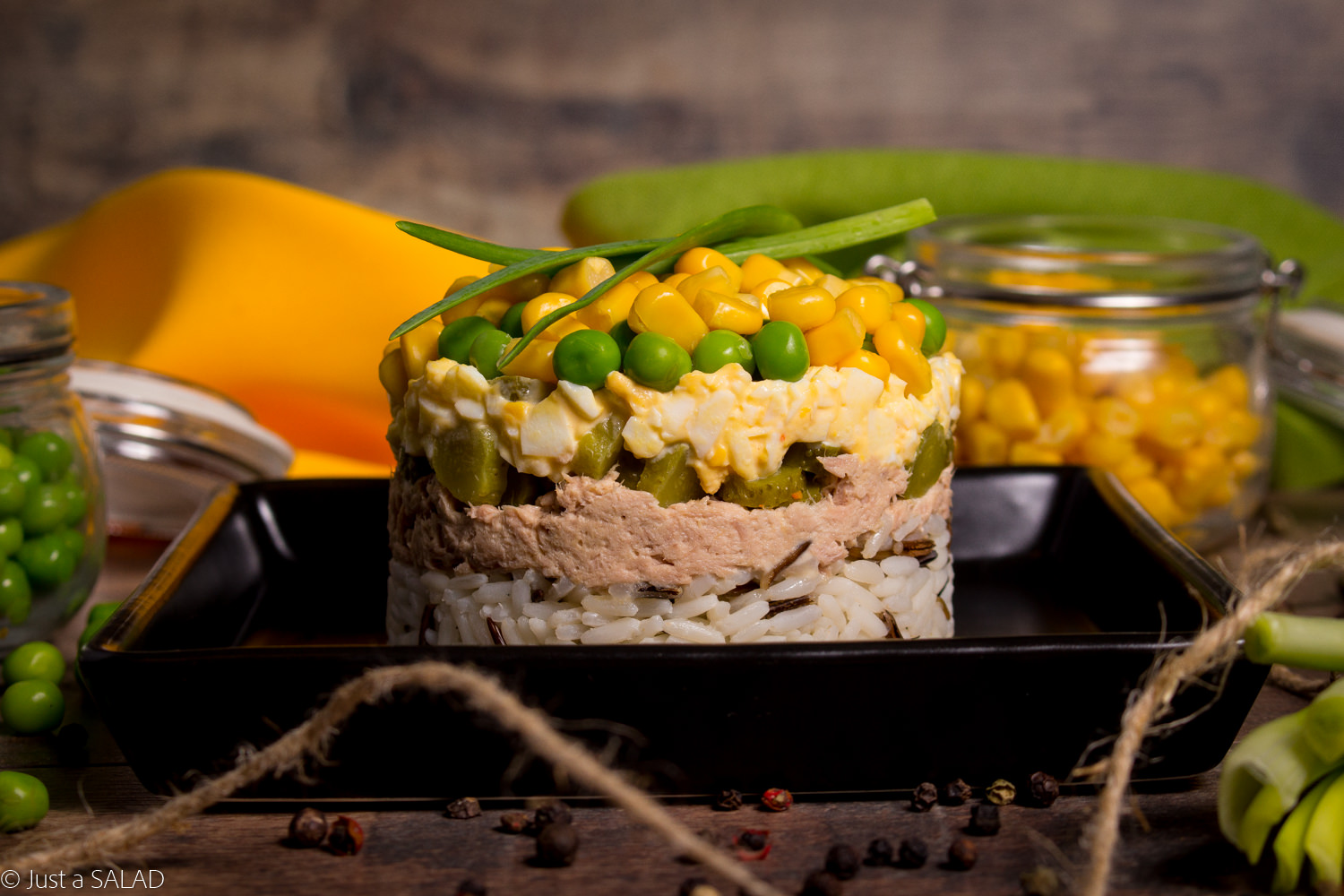 SMAKI DZIECIŃSTWA. Sałatka z ryżem, tuńczykiem, kukurydzą, groszkiem zielonym, ogórkami konserwowymi, szczypiorkiem i majonezem.