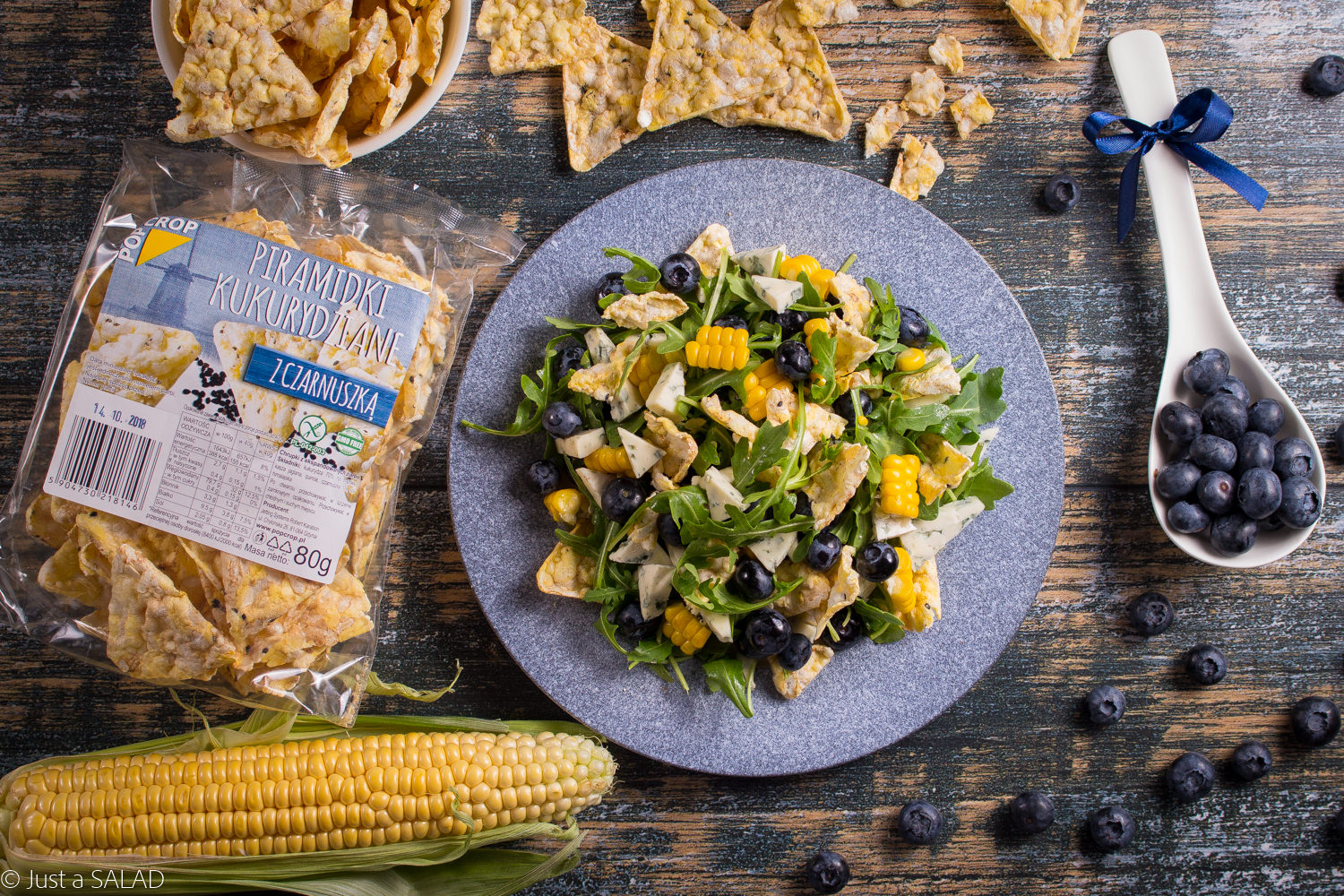 Kukurydziany przebój. Sałatka z kukurydzą, kukurydzianymi piramidkami z czarnuszką, borówkami i serem z niebieską pleśnią.